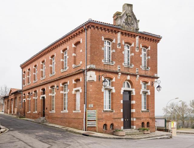 Français : Lanta, Haute-Garonne France, la façade de la mairie Architecte : Jacques-Jean Esquié Jacques-Jean Esquié (1817–1884) Autres…