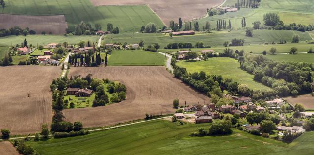 Français : Saint Anatoly de Lanta, Haute-Garonne, France. Vue aérienne.