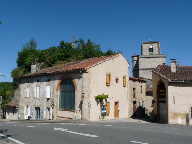 Vue générale du bourg, avec motte de l'ancien château, à gauche. Auriac-sur-Vendinelle, Haute-Garonne, France