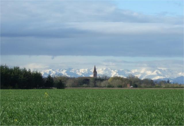 Sur fond de Pyrénées, l'église de Seysses