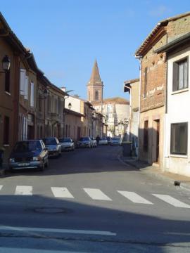 seysses, vue de l'église par la rue Boltar