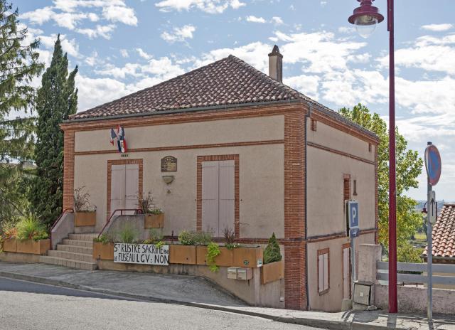 Français : Saint-Rustice (Haute-Garonne). La façade de la Mairie