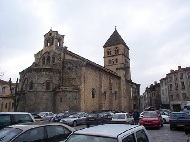 Collégiale romane du XIe siècle