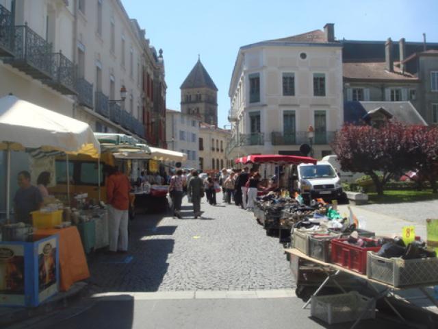 Jeudi, jour de marché , rue Voltaire