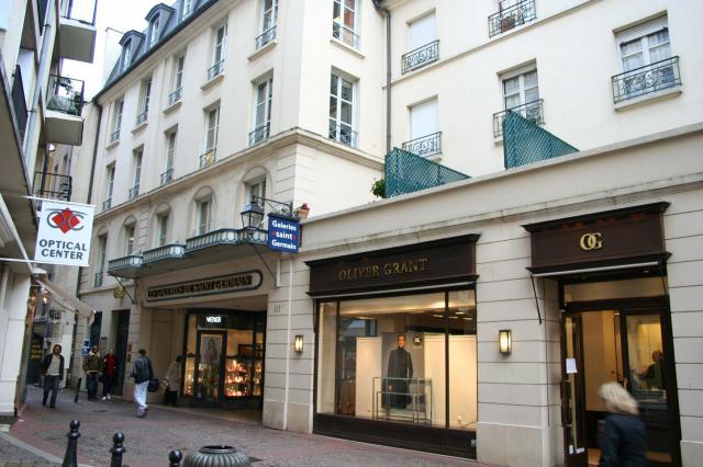 L'entrée des Galeries Saint-Germain, rue de la Salle, à Saint-Germain-en-Laye - Yvelines (France)