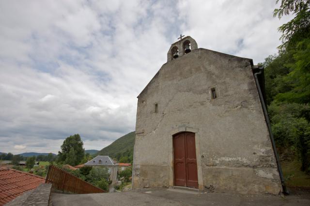 L'église à Luscan, Haute-Garonne, et son clocher-mur.