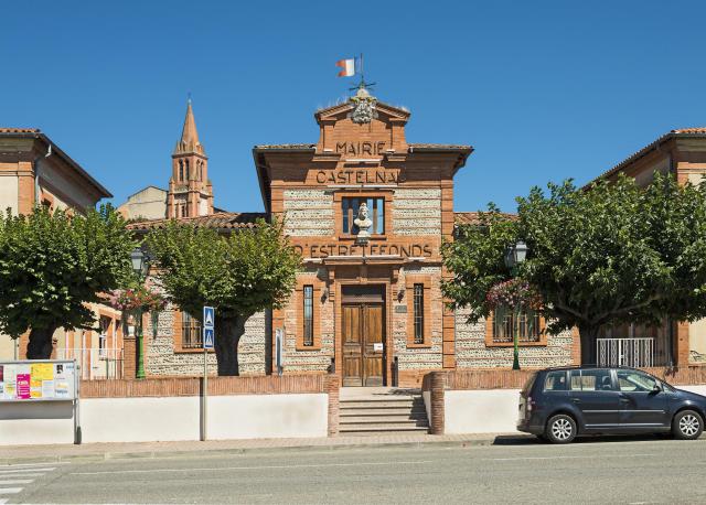 Français : Castelnau-d'Estrétefonds. La mairie dont la construction s'est achevée en 1901.