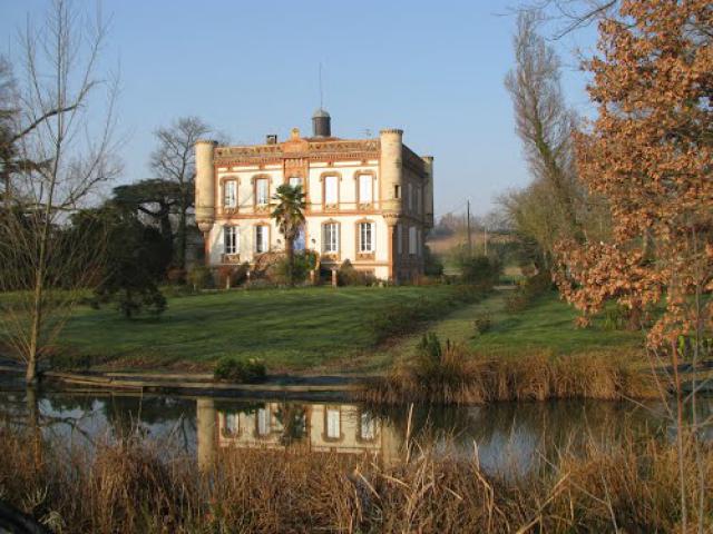 Thil, le Château de Lagaillarde et son parc ! Reflets.