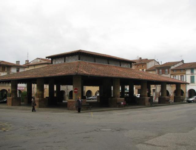 Montesquieu-Volvestre, la halle.