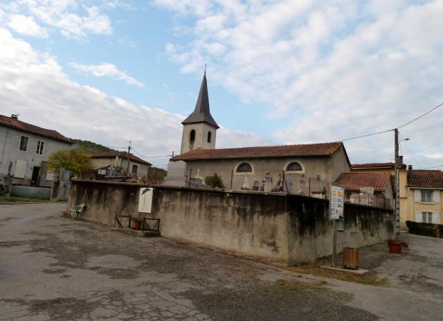 Église et cimetière de Rieucazé (Haute-Garonne, France).
