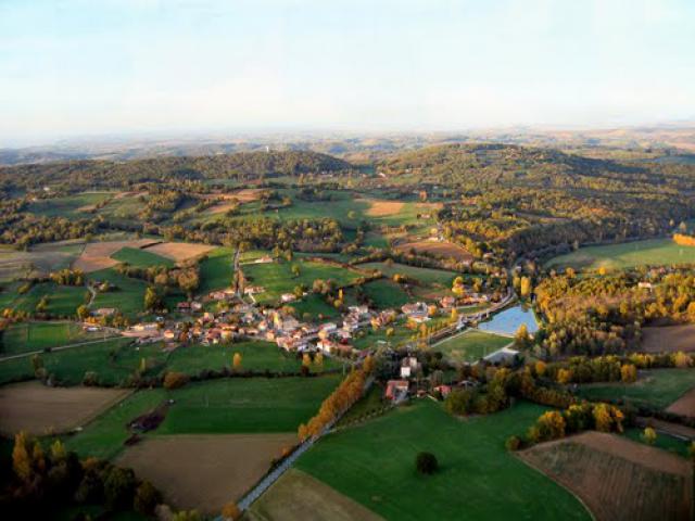 Latoue vue aérienne 2004