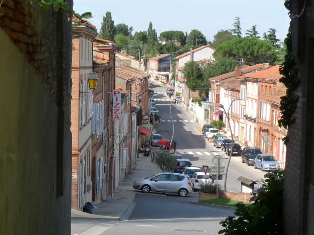 Centre-bourg (rue de la République) vu de la porte de la Vierge, Nailloux, Haute-Garonne, France