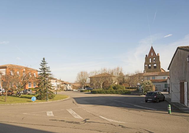 Français : Saint-Cézert, Tarn-et-Garonne, France. La place du village.
