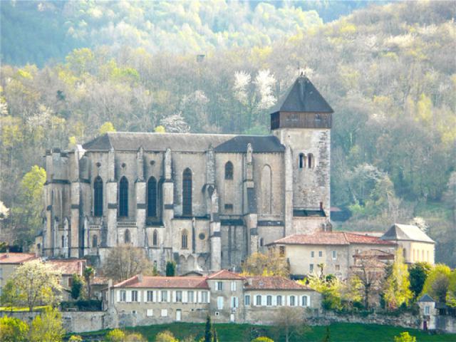 Cathédrale de Saint-Bertrand de Comminges au printemps, vue de Labroquère