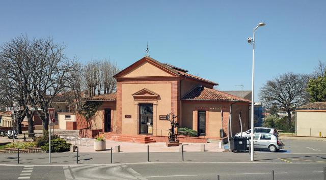 Français : La façade de l’ancienne mairie de Balma, Haute-Garonne, France. Reconvertie en bibliothèque municipale.