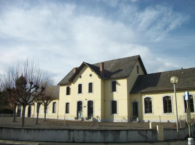 L'ancienne mairie est devenu une école, seule la partie gauche est utilisée par une classe, en complément il y a des mobil-homes pour…