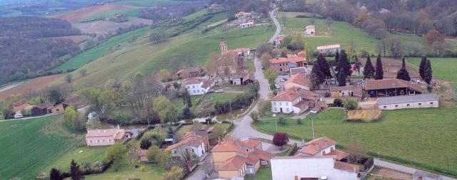Vue aérienne de Lautignac prise en 2004