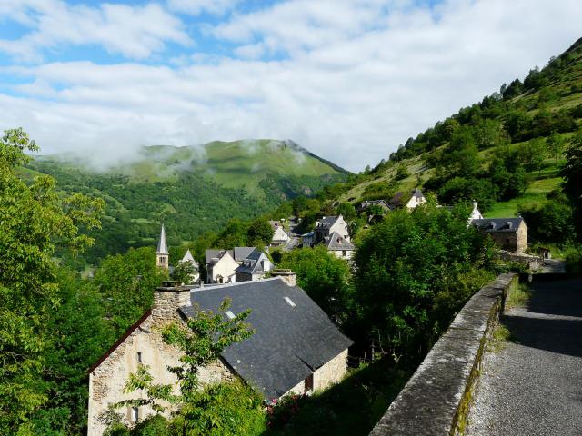 Le village de Saccourvielle vu depuis l'est, Haute-Garonne, France.