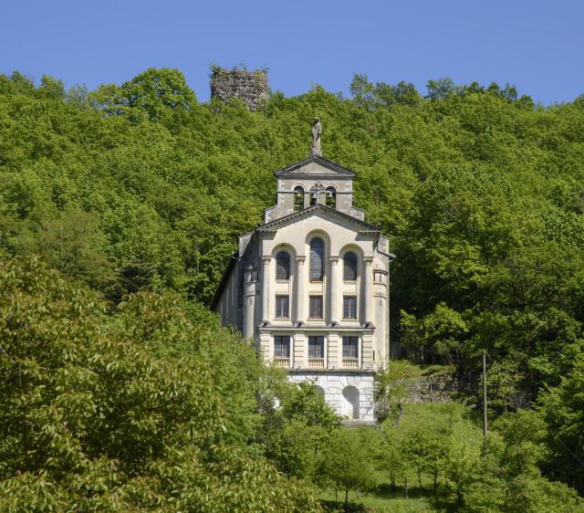 Français : Chapelle de Miègecoste et la tour du Chucaou à Aspet, en Occitanie France.