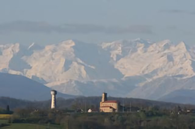 Le village de Cassagnabère-Tournas aves les Pyrénées en arrière plan.