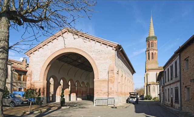 Français : Launac, Haute-Garonne, France. L’extérieur de la Halle (1850) - Jacques-Jean Esquié architecte.