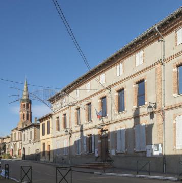 Français : Launac, Haute-Garonne, France. La façade de la Mairie.