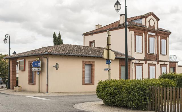 Français : Bazus, Haute-Garonne, France - L'ancienne façade de la mairie.