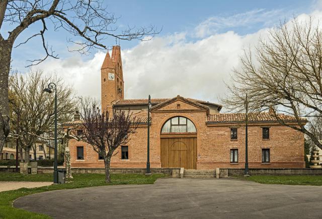 Français : Bazus, Haute-Garonne, France - La place saint-Pierre et l'église