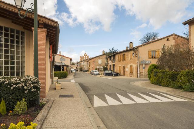 Français : Le centre du village de Bazus, Haute-Garonne, France.
