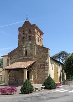 Sous un soleil de plomb, l'église.