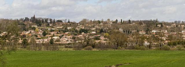 Français : Garidech, Haute-Garonne, France. Le village vue de la plaine du Girou.