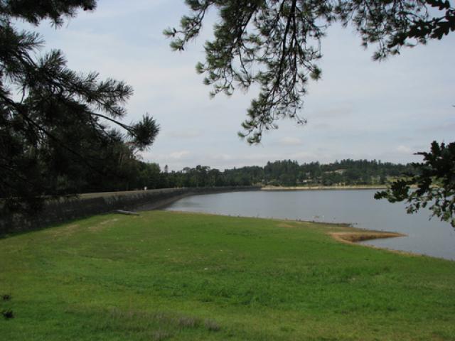 Digue de la retenue.