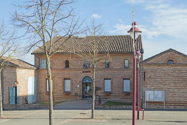 Français : Larra, Haute-Garonne, France. La Mairie.