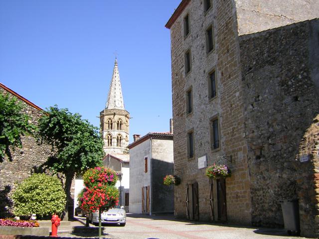 Martres-Tolosane (Haute-Garonne, Midi-Pyrénées, France) - Rue du Donjon et musée archéologique.