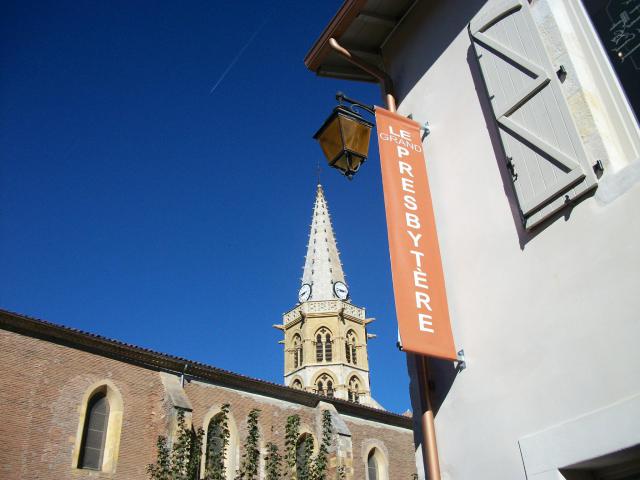 Le Grand Presbytère et l'église gothique Saint-Vidian