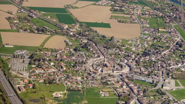 La ville de Martres-Tolosane, sitée dans le Sud-Ouest de la France, en Midi-Pyrenées, vue d'avion.