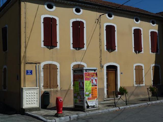 La cabine telephonique disparue sous les affiches.
