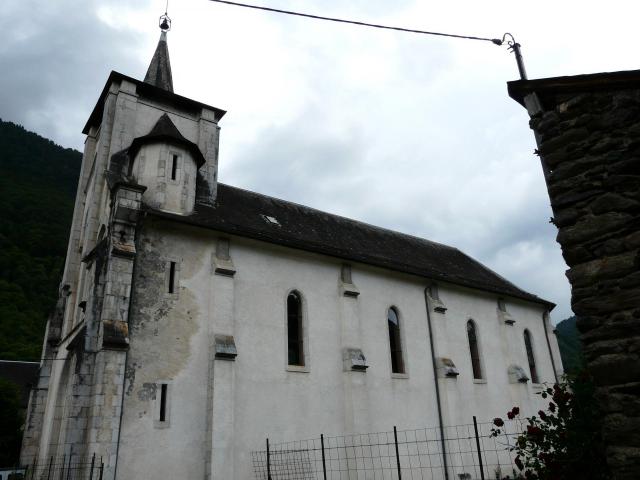 La façade nord-est de l'église d'Arlos, Haute-Garonne, France.