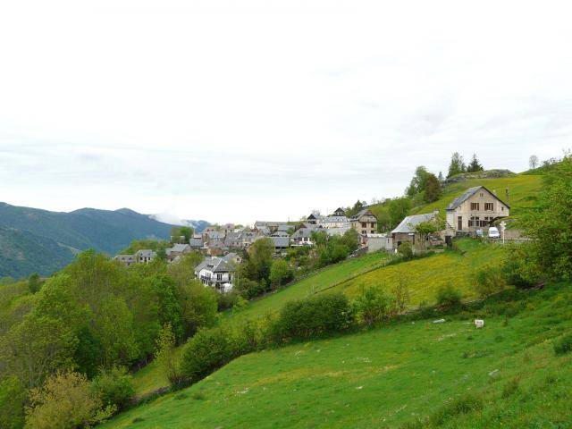 Le village d'Artigue à flanc de montagne, Haute-Garonne, France