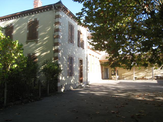 Cour de l'école maternelle de Saint-Laurent (Haute-Garonne)