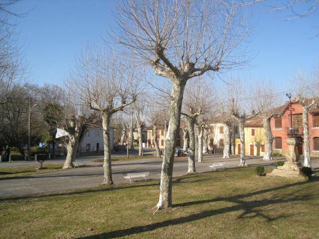 Place du village de Saint-Laurent sur Save (Haute-Garonne, France)