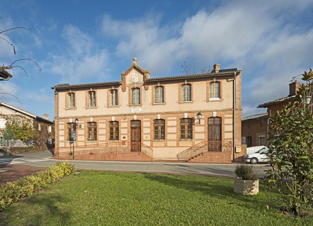 Français : Gargas, Haute-Garonne, France. La façade de la Mairie.