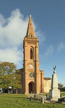 Français : Vacquiers, Haute-Garonne, France. Le clocher et le monument aux Morts.