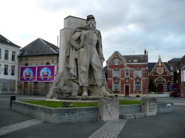Place de La Fère, statue monumentale provenant de Paris.