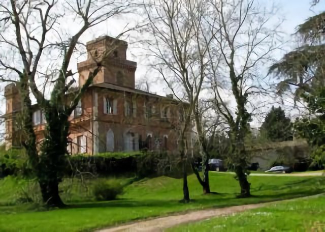 Château de Bonrepos sur Aussonnelle.