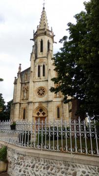 église en calcaire construite en 1878 à Sana. Près de la mairie.
