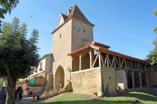 Elle date de la fin du XVème siècle et a été établie sur une ancienne motte castrale. Elle était encore entourée au XIXe siècle par un…