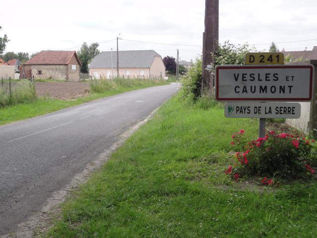 Vesles-et-Caumont (Aisne) city limit sign