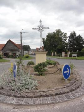 Vesles-et-Caumont (Aisne) croix de chemin, rond-point