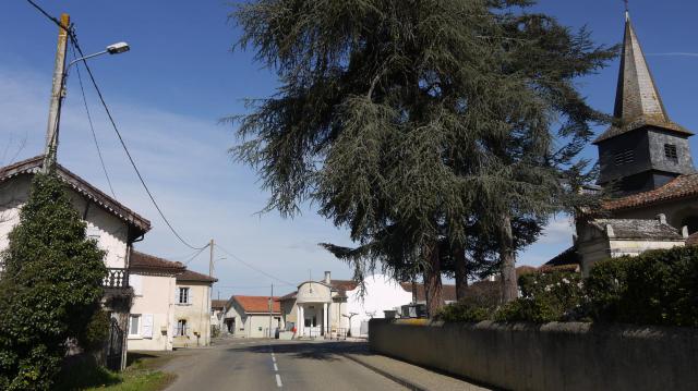 La rue principale de Panassac, avec à droite l'église et au fond la mairie.
